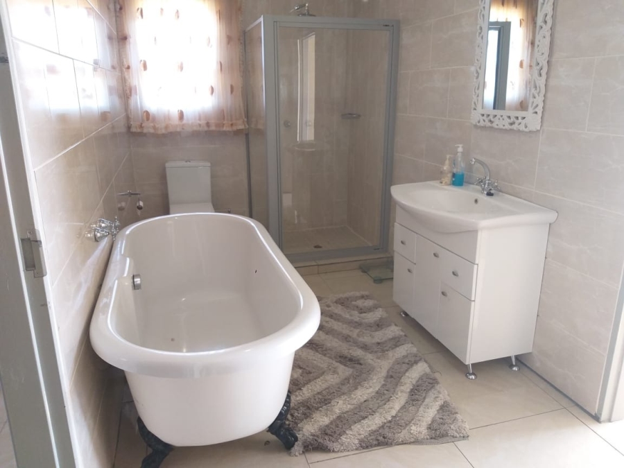To Let 5 Bedroom Property for Rent in Grimbeeck Park North West